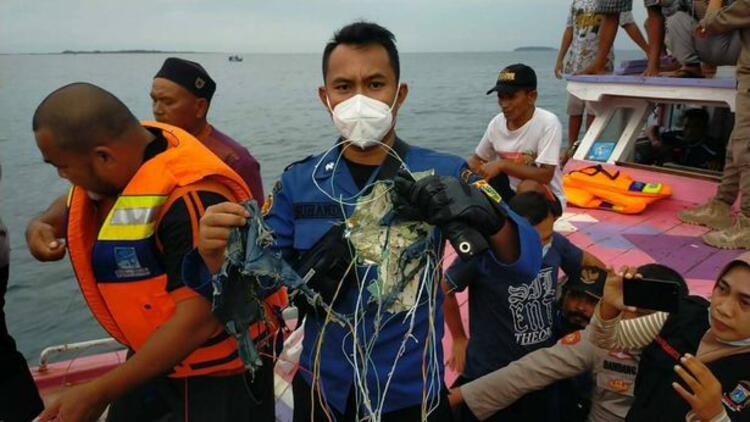 Endonezya’da yolcu uçağı düştü