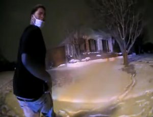 Kar fırtınasında yolda yürüdü, tutuklandı
