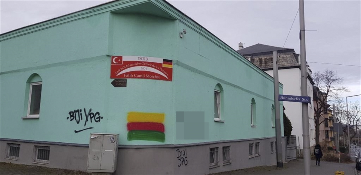 Almanya’da camiye boyalı saldırı