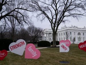 Beyaz Saray’ın bahçesi Sevgililer Günü’ne özel süslendi