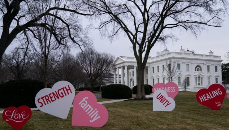 Beyaz Saray’ın bahçesi Sevgililer Günü’ne özel süslendi