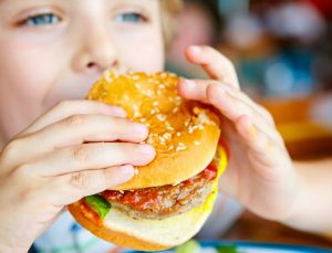 Çocuklukta batı tipi beslenmenin bağırsaklar üzerindeki etkisi