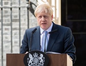 İngiltere Başbakanı Johnson, kısıtlamaların kaldırılacağı tarihi verdi