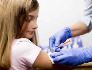 İngiltere’de Kovid-19 aşısı ilk kez çocuklar ve gençlerde denenecek