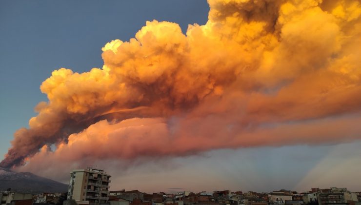 İtalya’da Etna Yanardağı 10 gündür lav püskürtüyor