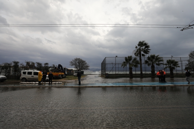 İzmir’de fırtına sebebiyle deniz taştı