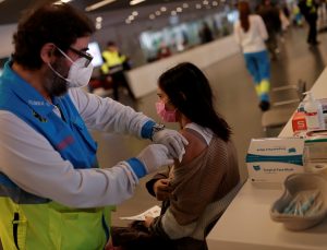 Madrid’de stadyumda koronavirüs aşılaması yapıldı