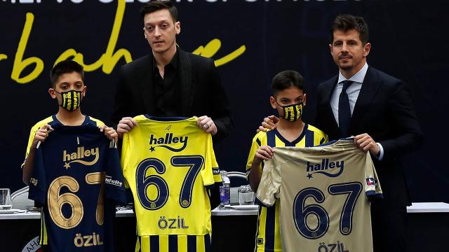 Mesut Özil’in imzaladığı 3 forma rekor fiyata satıldı