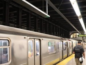 NY Metrosunda bir saldırı daha. Bu kez hedef annesinin kucağındaki küçük bir bebekti