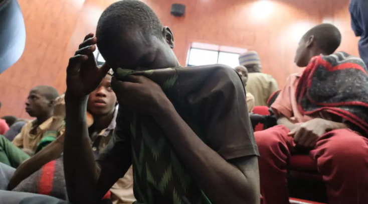 Nijerya’da silahlı kişiler ‘yüzlerce’ öğrenciyi kaçırdı