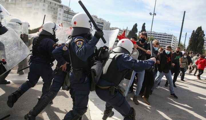 Yunan polisinden üniversite öğrencilerine dayak