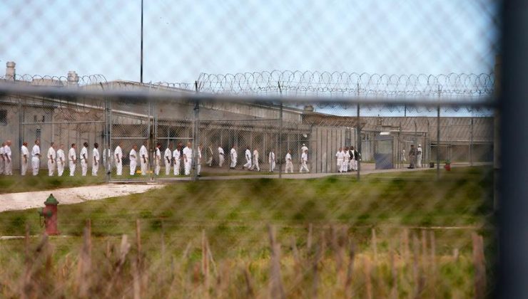 Teksas’ta binlerce mahkum soğuk ve açlıkla mücadele ediyor