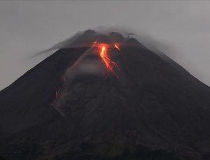 Endonezya’da Merapi Yanardağı’nda patlama