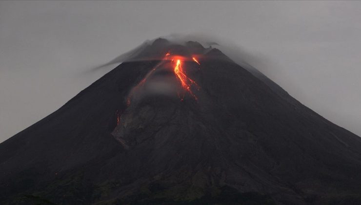 Endonezya’da Merapi Yanardağı’nda patlama