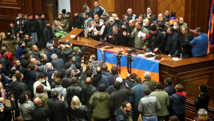 Ermenistan’da muhalifler hükümet binasını bastı