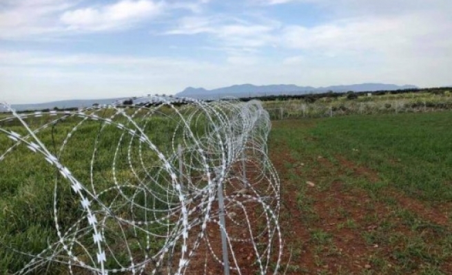 KKTC sınırına çekilen dikenli tel, Rum kesimini karıştırdı