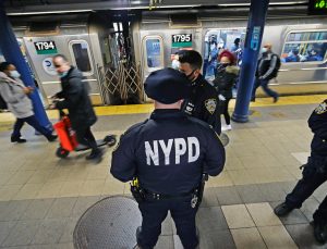 NYC metro istasyonunda bir adam boğazı kesilmiş halde bulundu