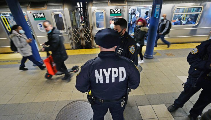 NYC metro istasyonunda bir adam boğazı kesilmiş halde bulundu