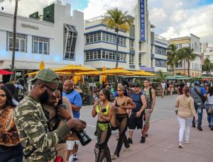 Miami Beach’teki kalabalık olağan üstü hal ilan ettirdi
