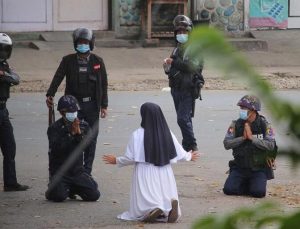 Myanmarlı rahibe, polise yalvardı: Çocukları vurmayın