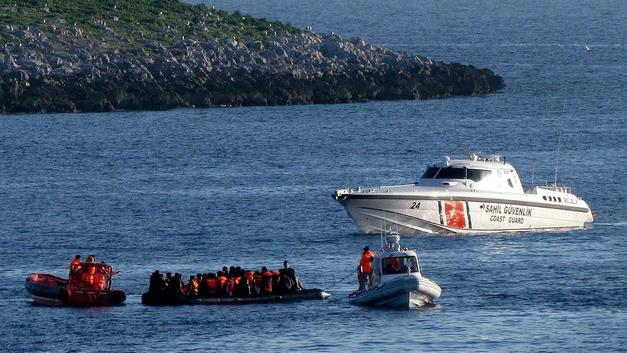 Yunanistan göçmenleri kelepçeleyip denize attı: 3 göçmen öldü