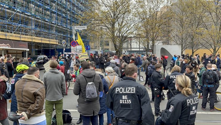 Almanya’da Covid-19 tedbirleri protesto edildi