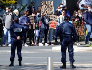 Macron’a protesto şoku! İstifaya davet edildi