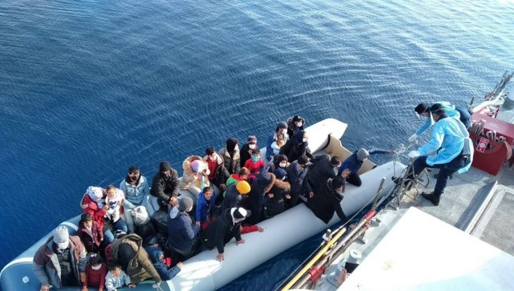 Türk kara sularına itilen 137 sığınmacı kurtarıldı