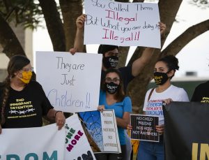 Florida’daki göçmen çocuk gözaltı merkezi önünde protesto