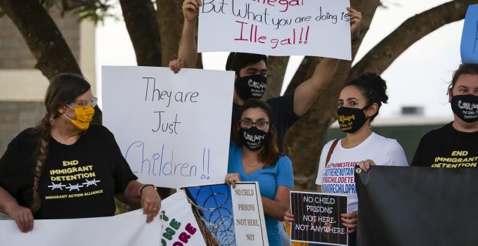 Florida’daki göçmen çocuk gözaltı merkezi önünde protesto