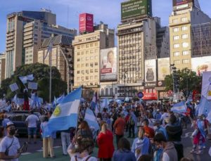 Arjantin’de yüz yüze eğitimin askıya alınması protesto edildi
