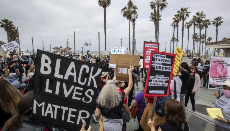 California’da karşıt gruplar sokakları karıştırdı