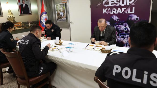 Erdoğan, Çengelköy Polis Merkezi’nde iftar yaptı