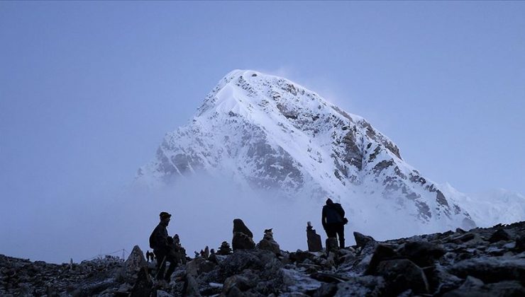 Radarla bağlantısı kesildi: Everest Dağı’nda helikopter kayboldu