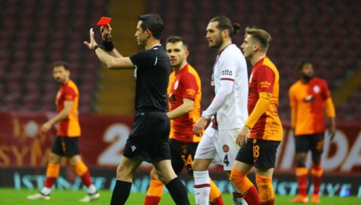 Galatasaraylılardan Ghezzal’ın golü öncesi el itirazı