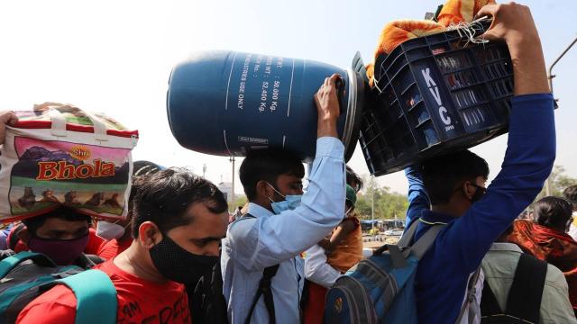 Hindistan’da sokağa çıkma kısıtlaması sonrası işçi göçü