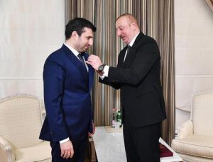 İlham Aliyev, Selçuk Bayraktar’a madalya taktı