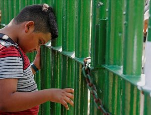 Meksika sınırında dehşet: Çocuklar duvardan aşağı atılıyor