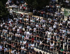 Mescid-i Aksa’da 60 bin kişinin katıldığı cuma namazı