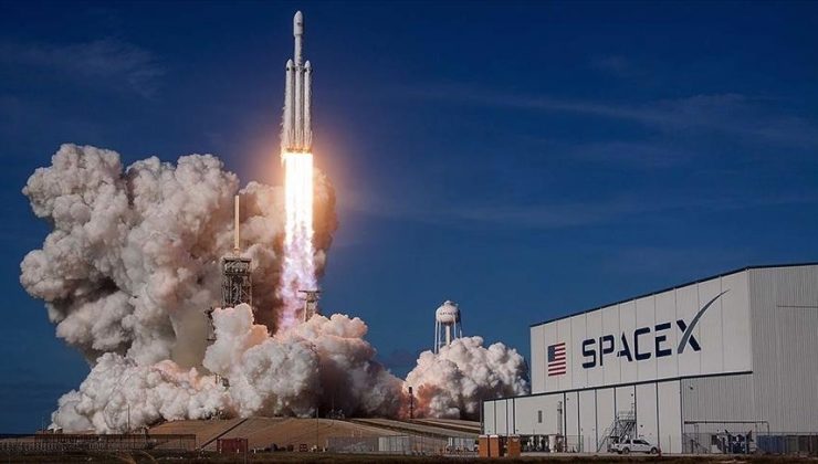NASA, Ay’a inecek kapsülün inşası için SpaceX’i seçti
