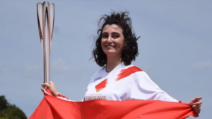Olimpiyat meşalesini Türk kızı Özkaya taşıdı