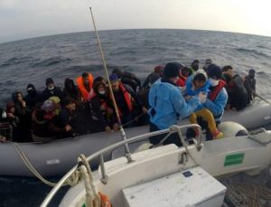 Türk kara sularına itilen 54 düzensiz göçmen kurtarıldı