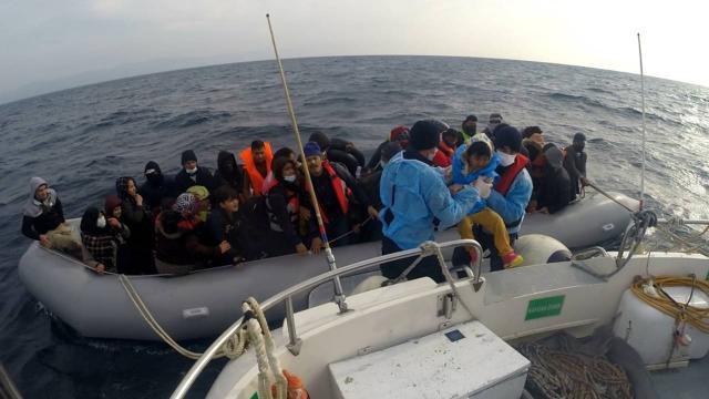 Türk kara sularına itilen 54 düzensiz göçmen kurtarıldı