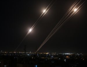 Füzelerle İsrail’i vurdular, ölü ve yaralılar var!