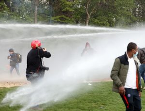 Belçika’da parkta parti düzenlemek isteyen gençlere polis müdahale etti