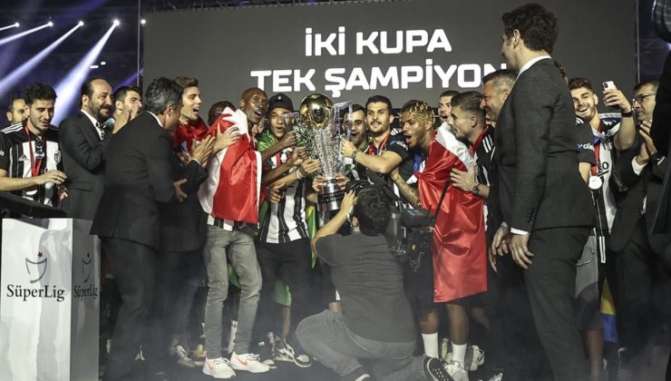 Beşiktaş, Süper Lig şampiyonluk kupasını aldı