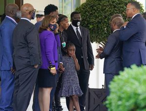 Biden, George Floyd’un ailesini Beyaz Saray’da ağırladı