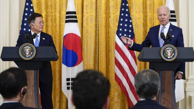 Biden, Güney Kore Devlet Başkanı Moon ile bir araya geldi