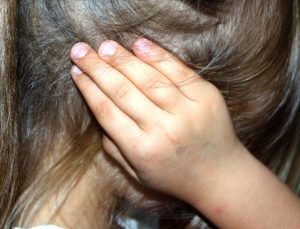 Florida’da okul müdürü 6 yaşındaki kızı kürekle döverken görüntülendi