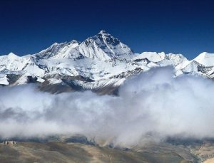 Görme engelli Çinli dağcı Everest’te zirveye ulaştı